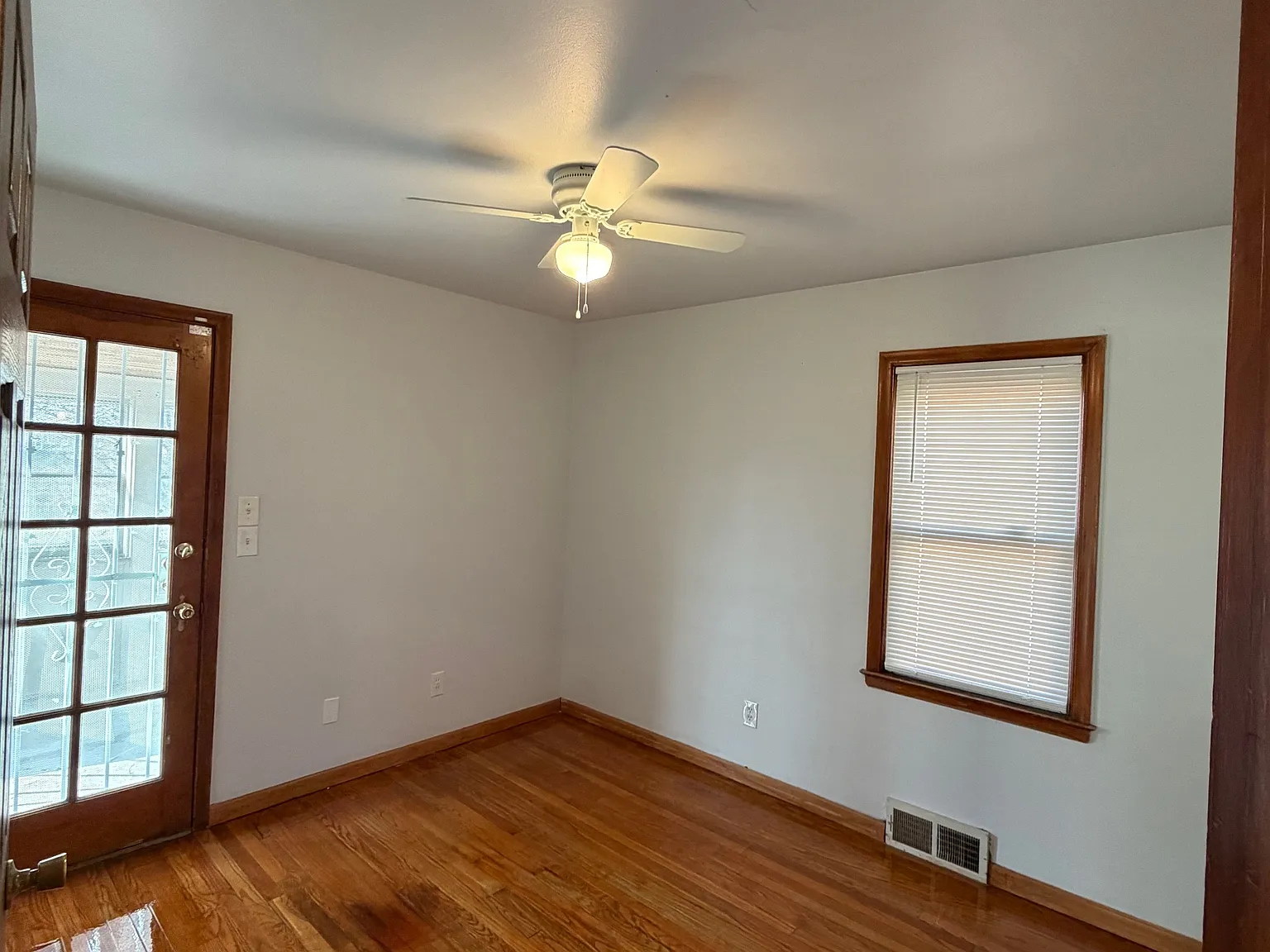 3 bed, 1.5 bath, 1220 sqft, $1,500 — Photo 4