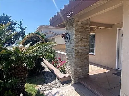 4 bed, 2003 sqft, $4,950 — Photo 2