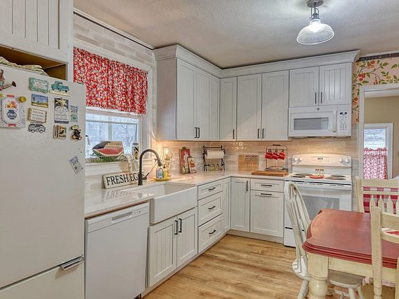 3rd image of 3926 E Chattaroy Rd