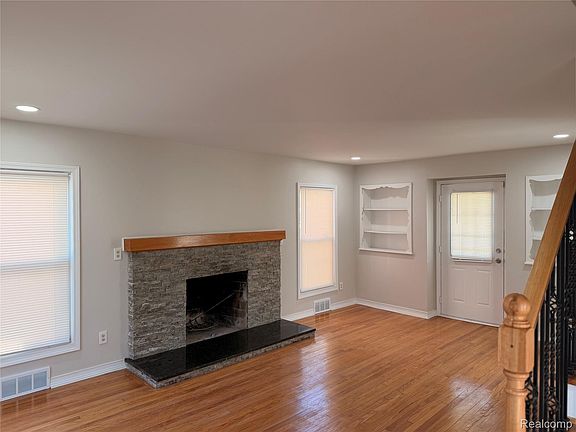 3rd image of 16130 Whitcomb St