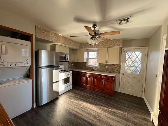 3rd image of 441 Fern Ave Floor 2