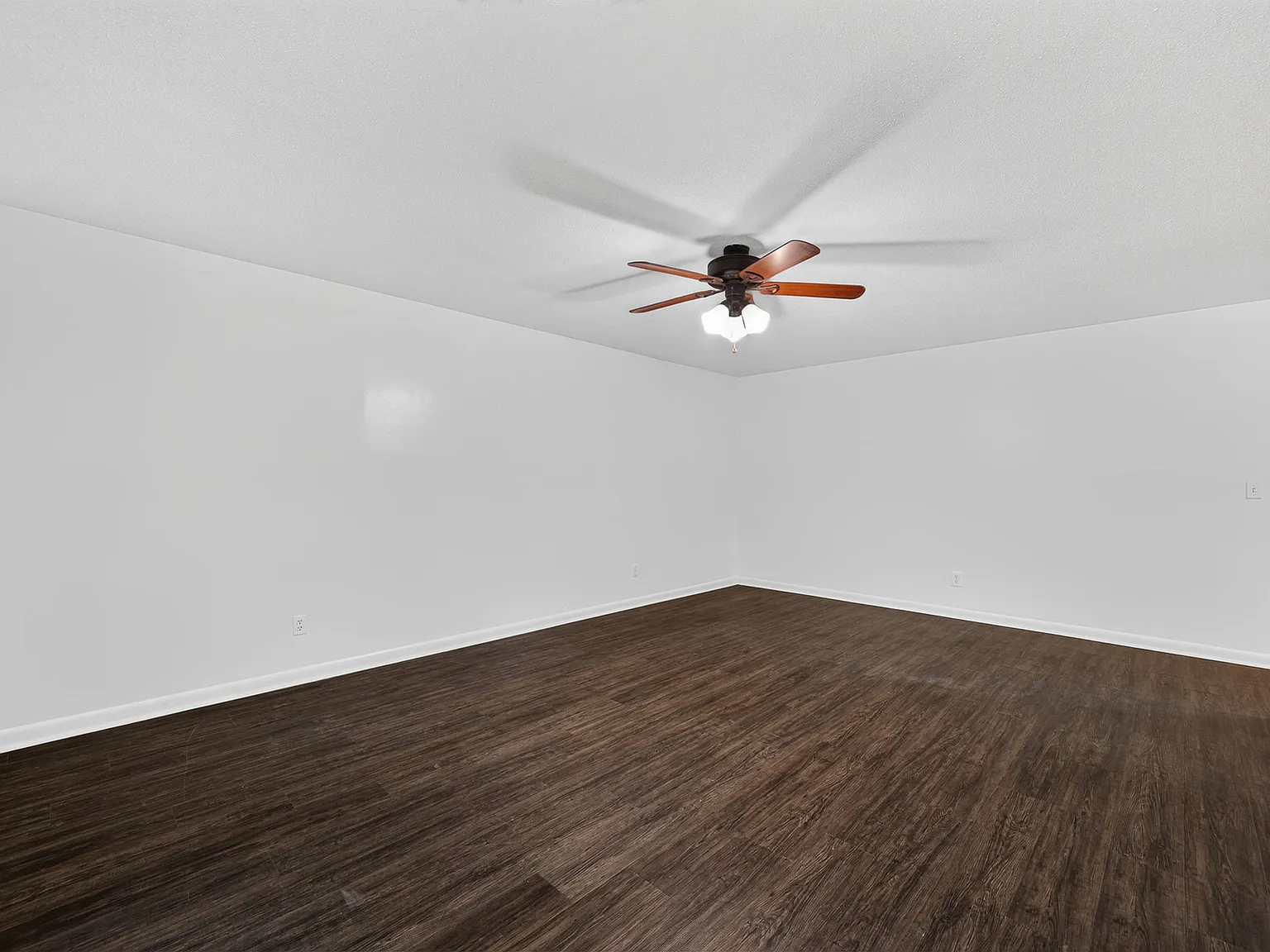 3 bed, 2.5 bath, 1800 sqft, $1,990 — Photo 4