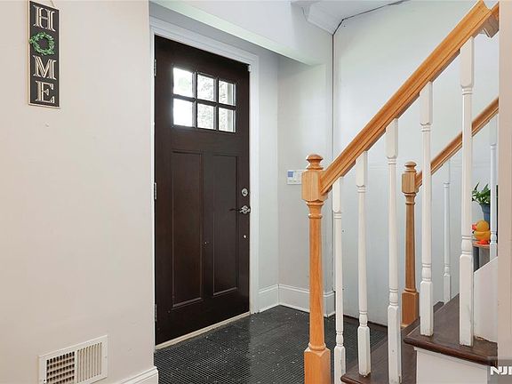 5th image of 181 Allen St