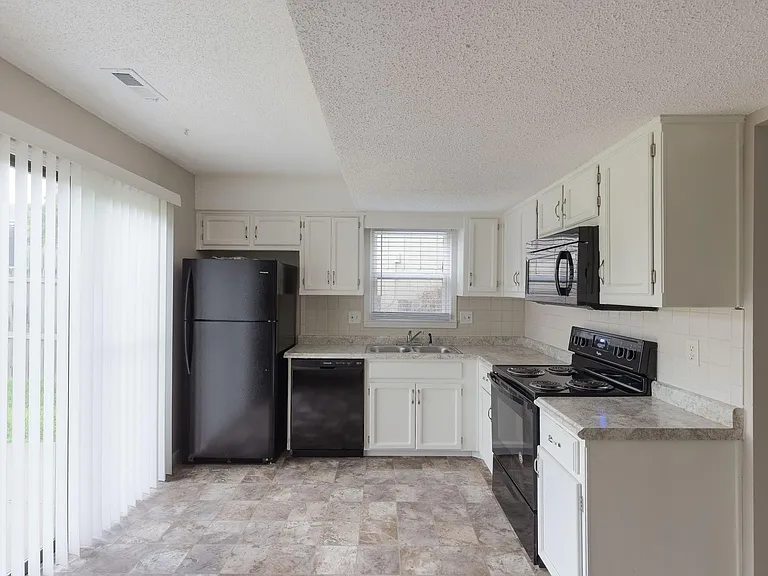 1401 La Chateau Dr — Photo 4