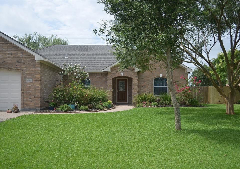1st image of 307 Sam Houston Dr