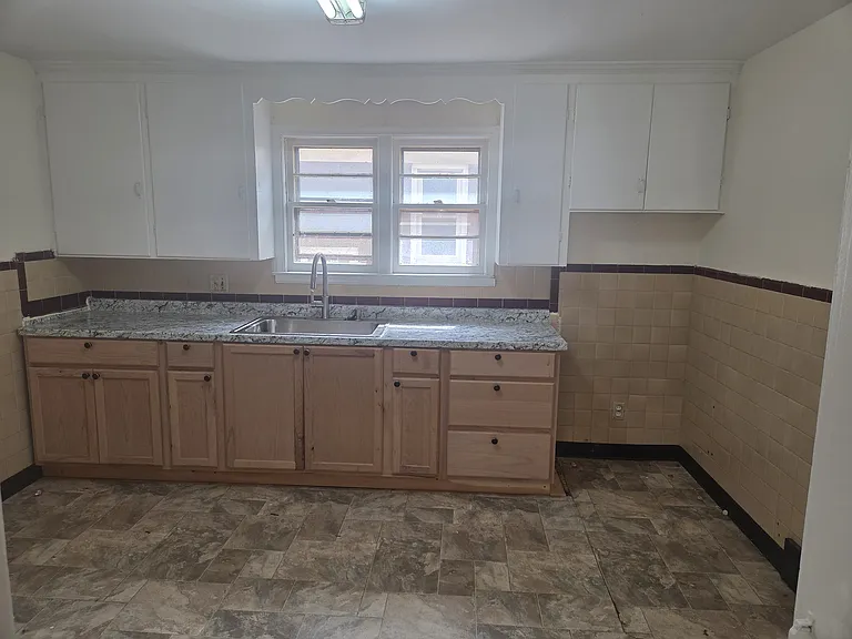 1553 Whitney Ave — Photo 12