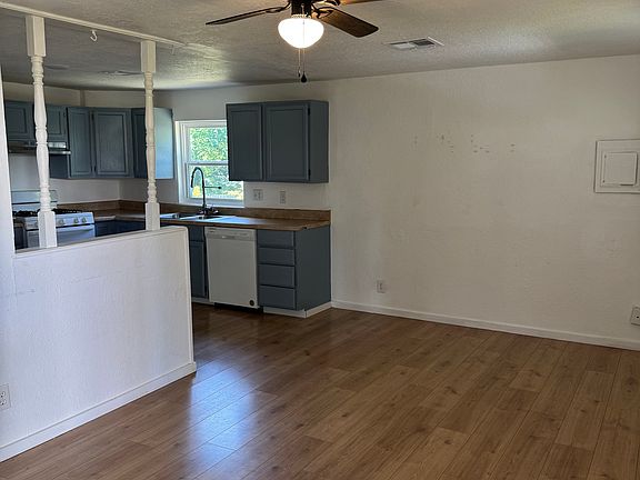 3rd image of 1055 S Park St