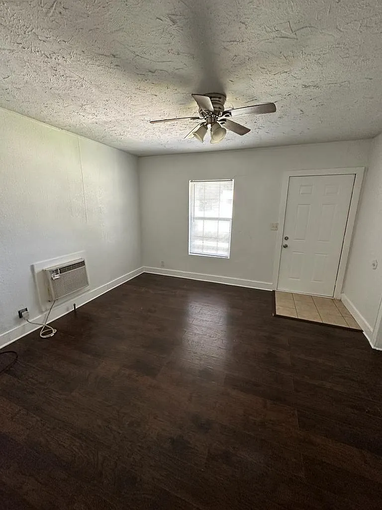 1602 NW 16th St - 12 — Photo 4