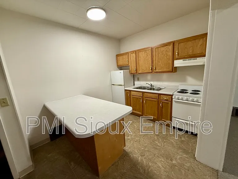 734 W 10th St #2 — Photo 1