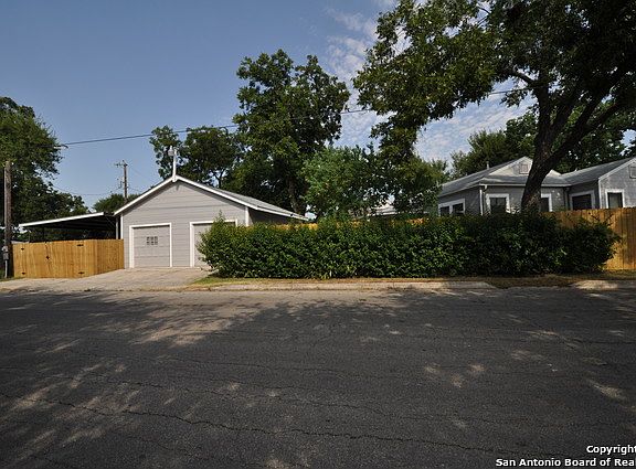 3rd image of 104 W Mariposa Dr