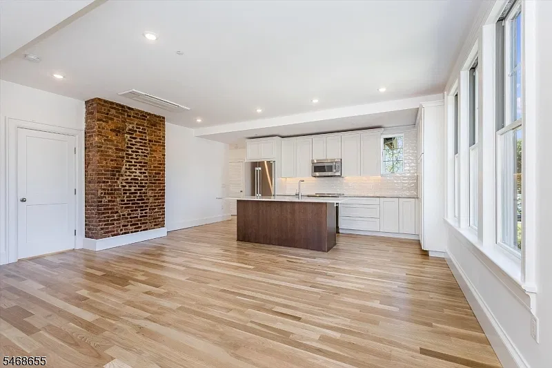 3 bed, 2.0 bath, 1250 sqft, $5,500 — Photo 4