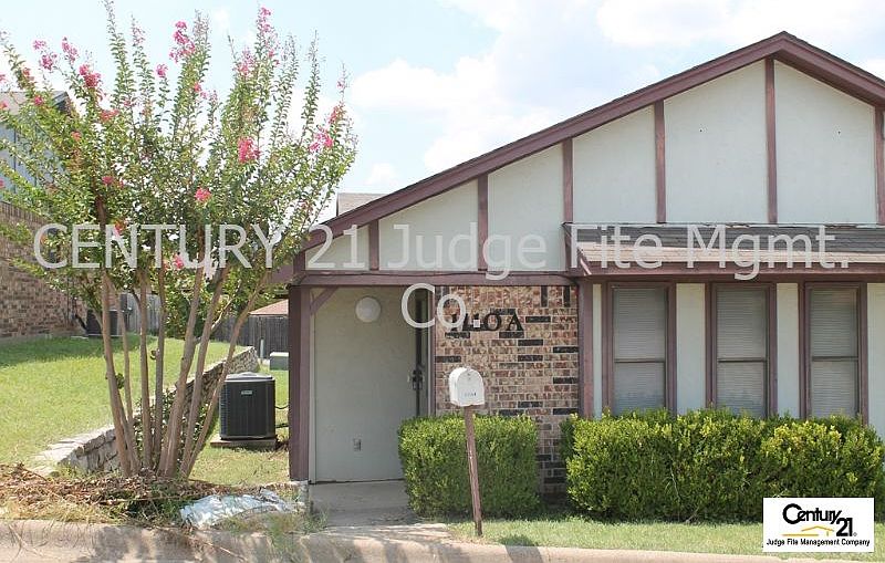 1st image of 1110 Curtis Dr APT A