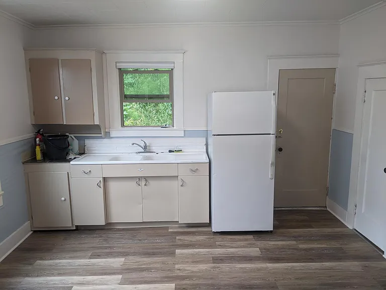 315 W Marine Dr #1 — Photo 2