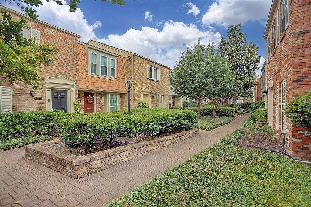 2 bed, 2.5 bath, 1520 sqft, $2,200 — Photo 3