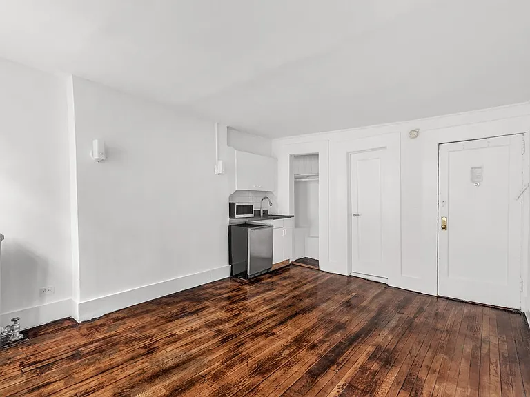 323 W 4th St #4D — Photo 3
