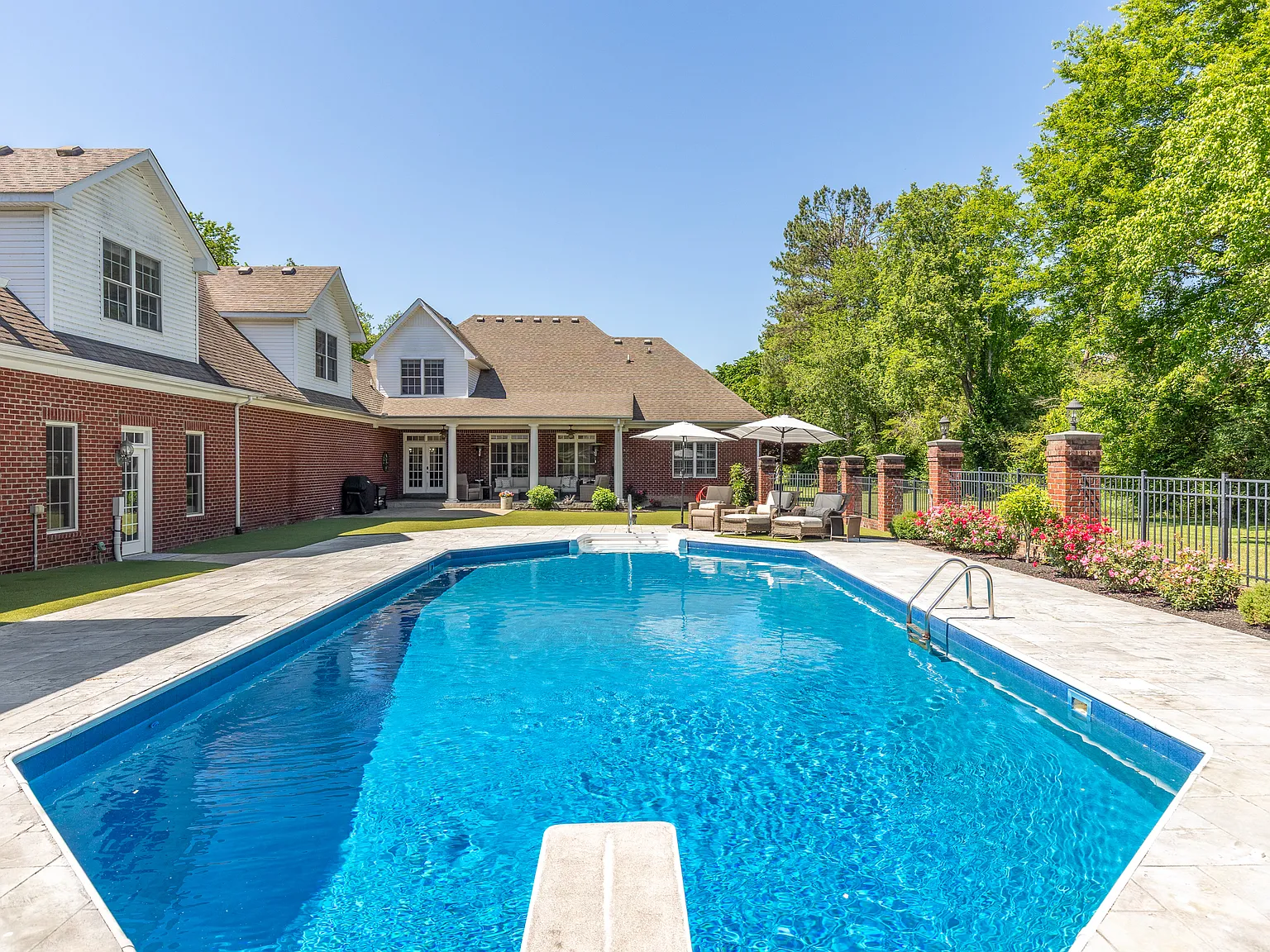 5 bed, 5.5 bath, 5400 sqft, $16,000 — Photo 3