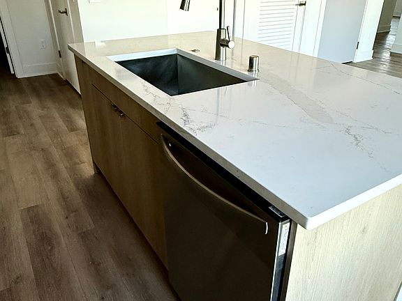 5th image of 2486 S Kinnickinnic Ave #302