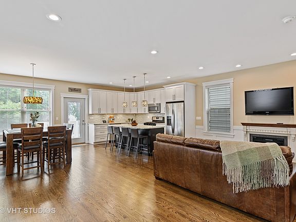 4th image of 3329 N Olcott Ave