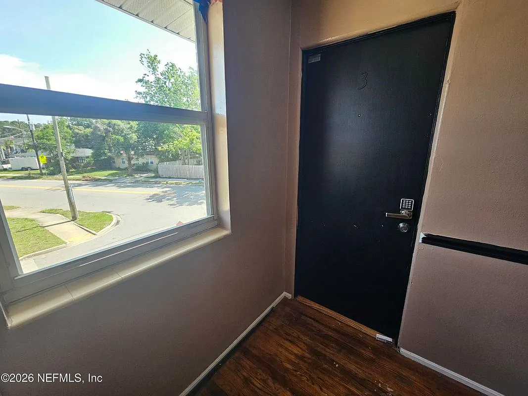 2 bed, 1.0 bath, 1090 sqft, $950 — Photo 2