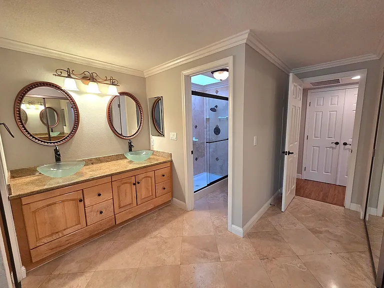 565 Rolling Hills Ln — Photo 13
