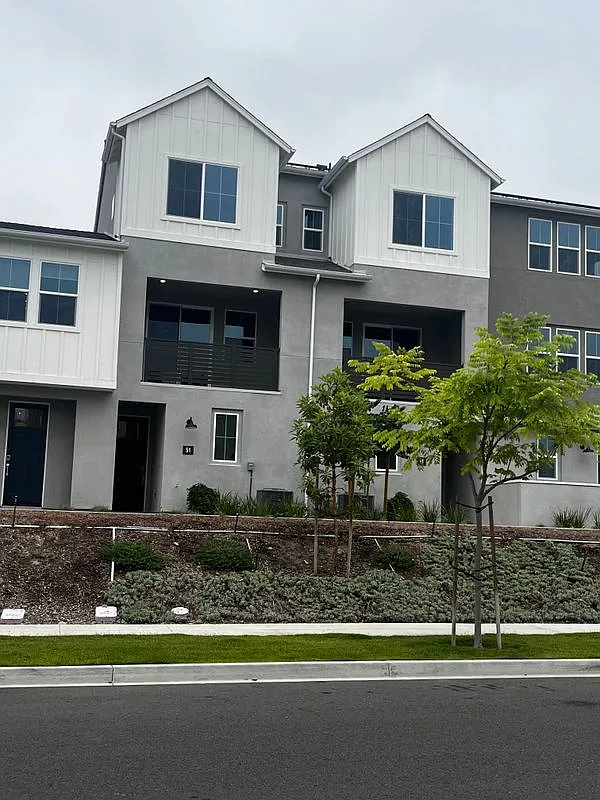 2 bed, 2.5 bath, 1263 sqft, $4,250 — Photo 1