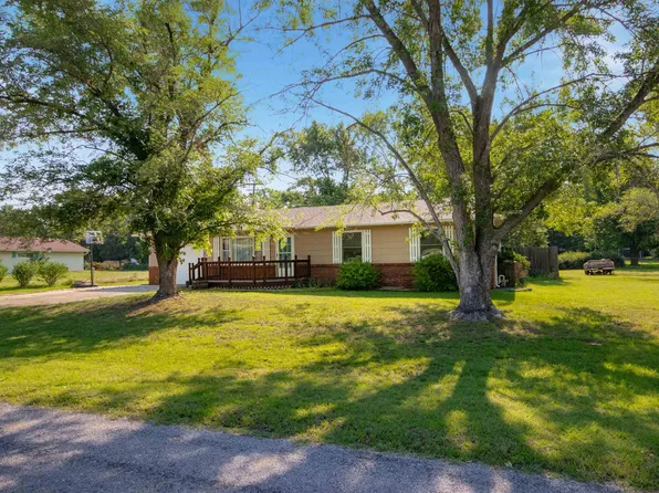 3400 Carole St, Hutchinson, KS 67502