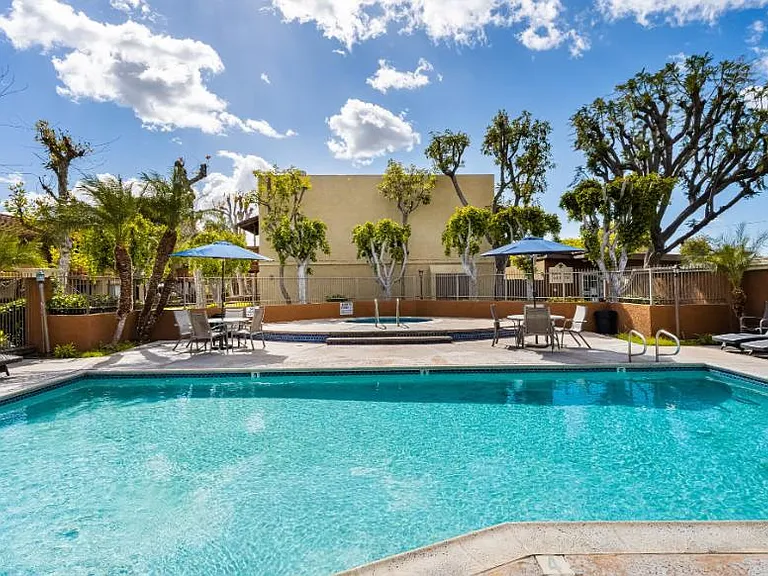 Las Flores Gardens Apartments — Photo 15