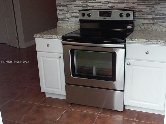 4th image of 2859 NE 30th St Unit 3