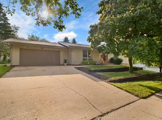 901 Burrie Ln, Waukesha, WI 53188