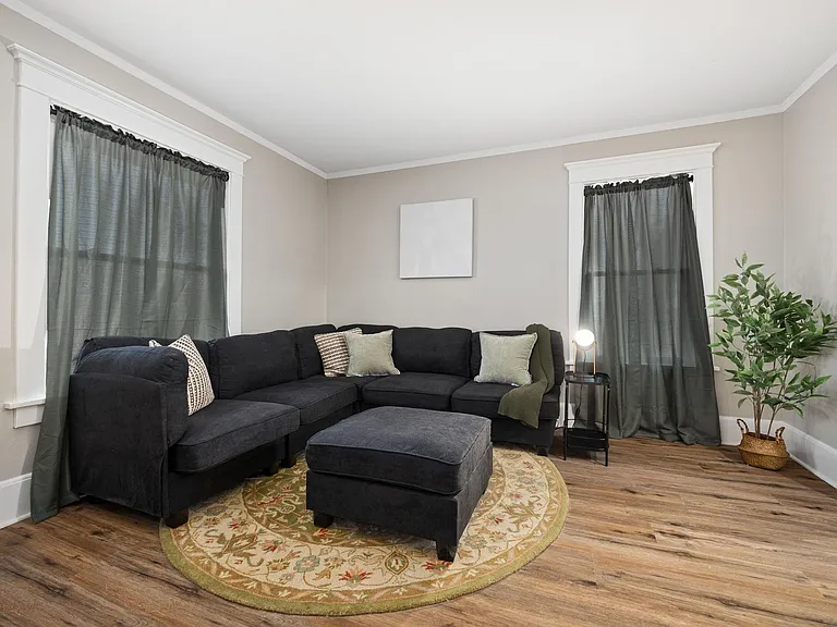 204 W Armstrong Ave #UP — Photo 1
