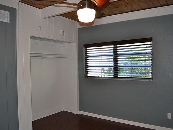 4th image of 475 W Lakeshore Dr