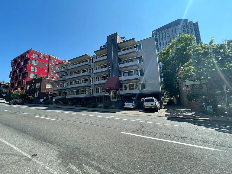 Escolier Apartments — Photo 36