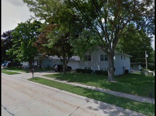 3212 Dundee Ln, Bettendorf, IA 52722