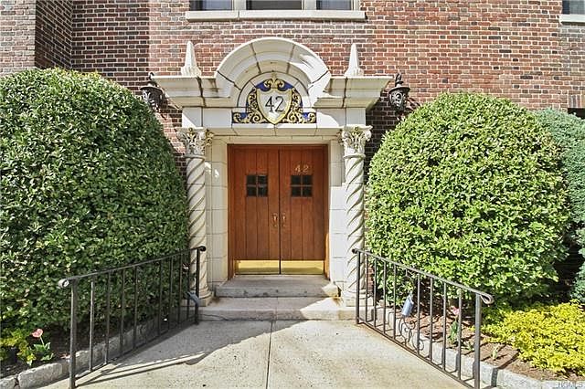 Welcome to 42 W Pondfield Rd