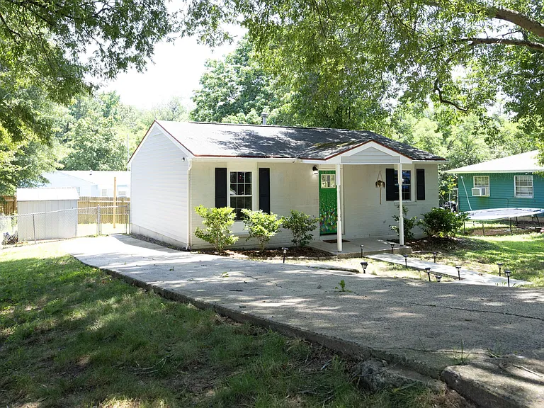 3017 Wedgedale Ave — Photo 2