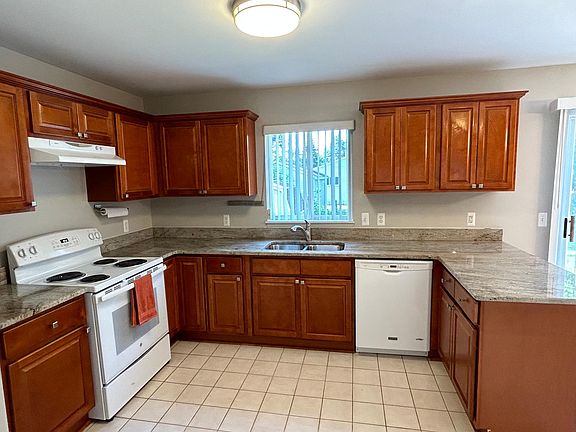 4th image of 1072 Birchwood Dr