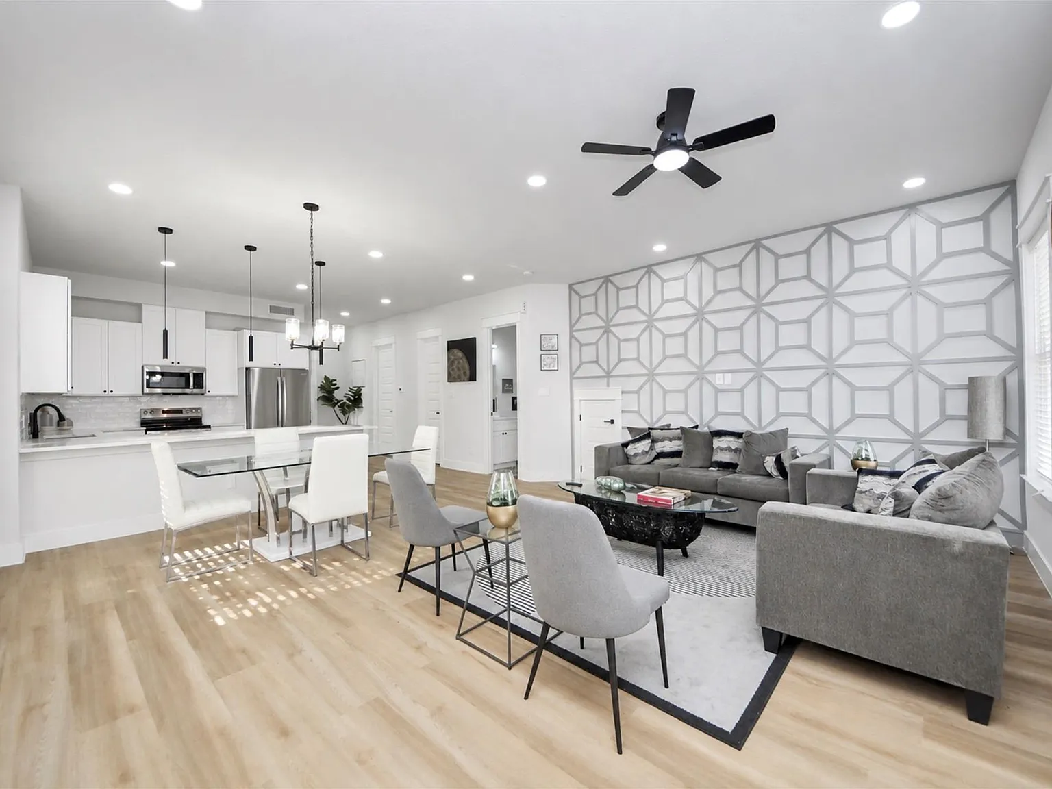 2 bed, 2.5 bath, 2736 sqft, $2,300 — Photo 2