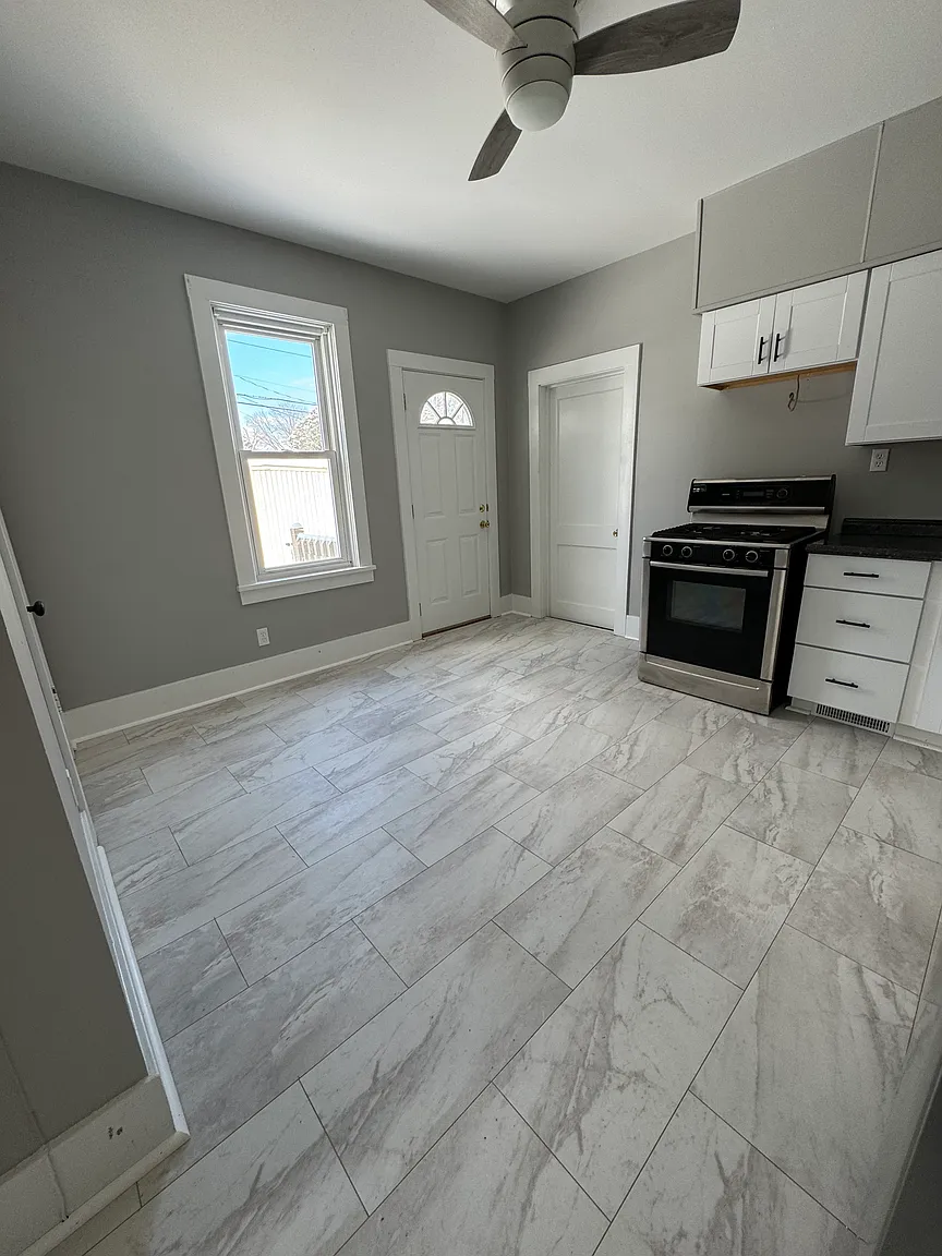218 Pine St APT A photo 1