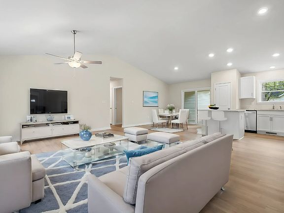 5th image of 206 E Sunrise Dr