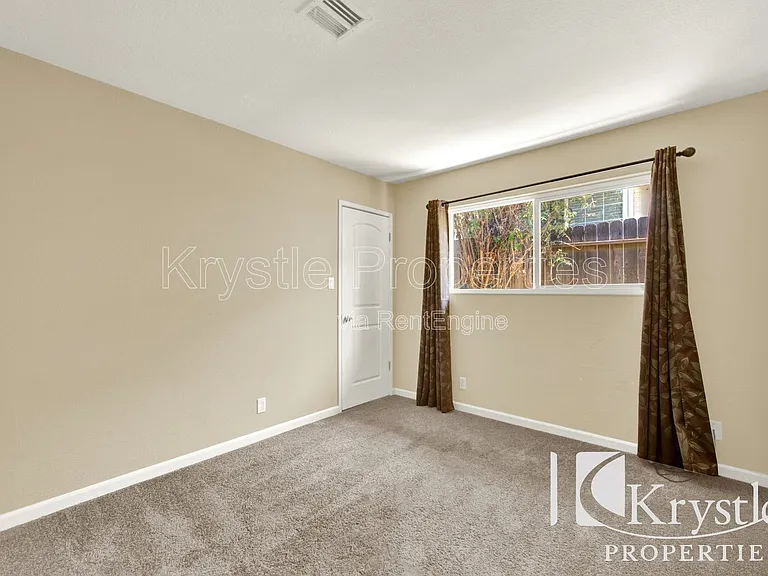 544 Fleming Ave E — Photo 15