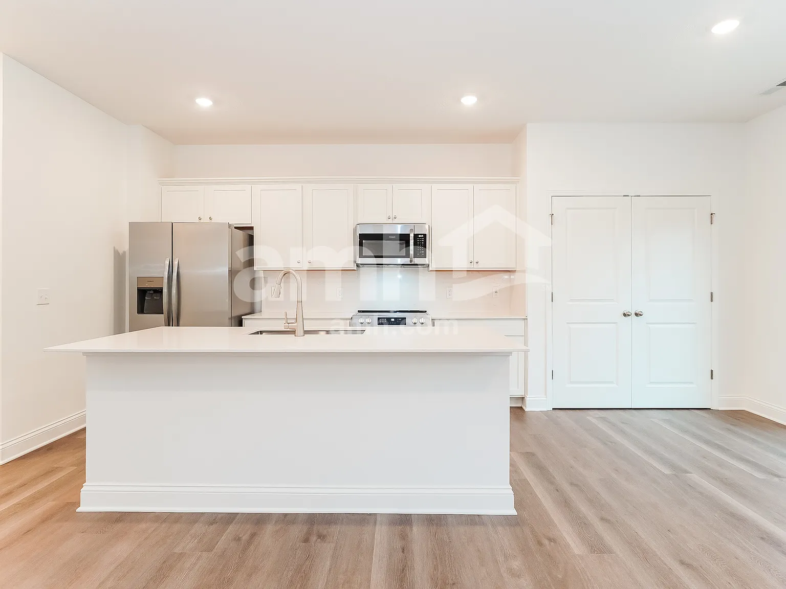 4 bed, 2.5 bath, 1977 sqft, $2,850 — Photo 3