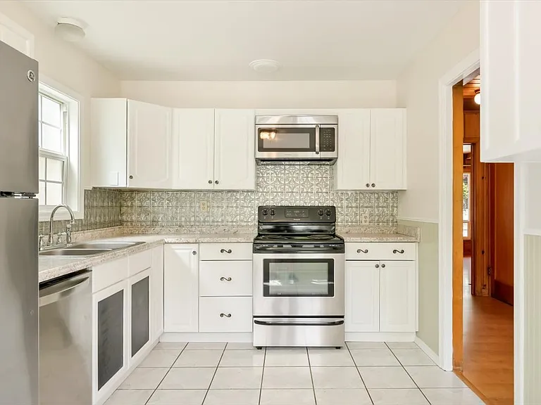 Castle Ave — Photo 13