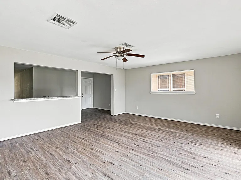 509 Avenue J — Photo 9