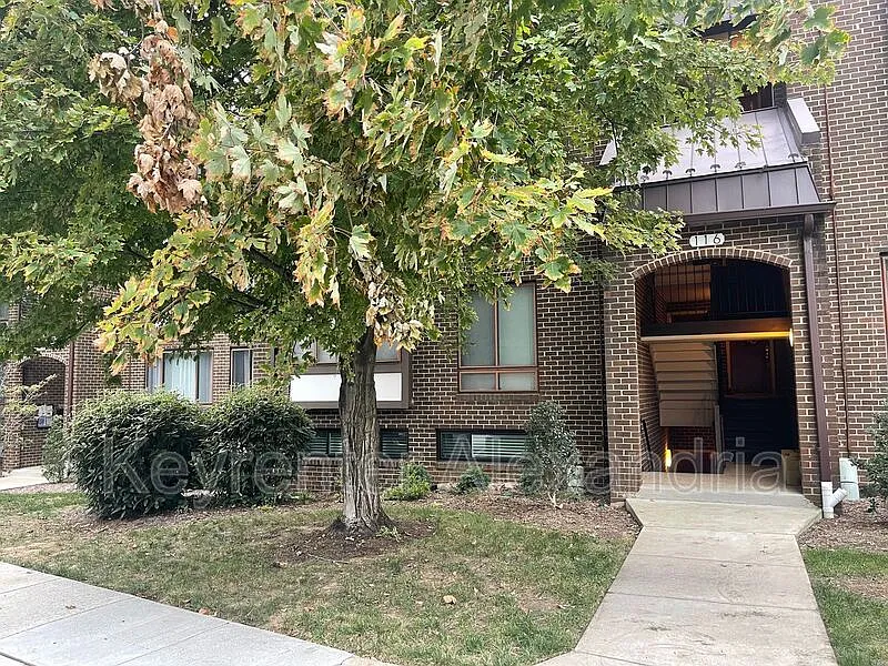116 Roberts Ln #100