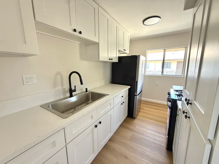 15944 Vermont Ave #18 — Photo 3