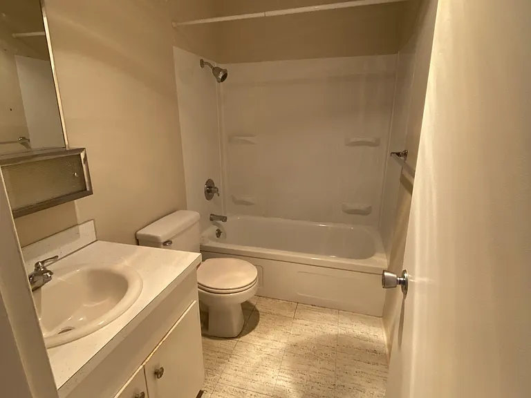 717 SW 6th St #10 — Photo 3