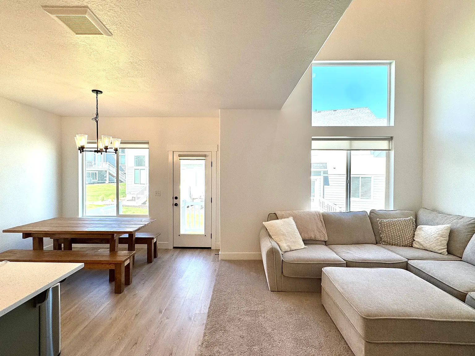 3 bed, 1595 sqft, $2,295 — Photo 4