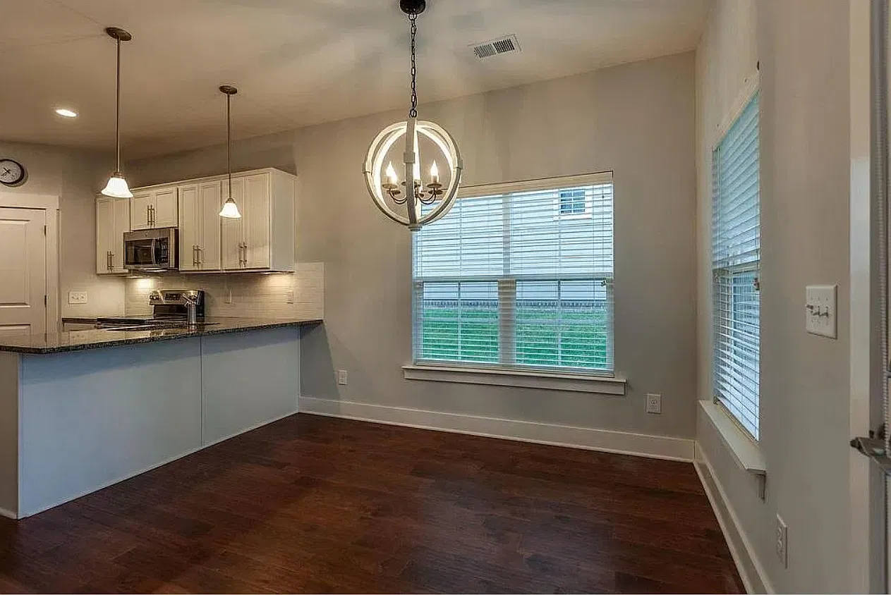 3 bed, 2.5 bath, 1627 sqft, $2,699 — Photo 2