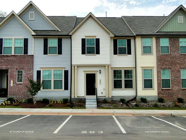 3 Bedroom, 2.5 Bathroom Townhome with Office! — Photo 1
