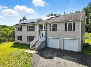 1224 Clover Rd, Long Pond, PA 18334